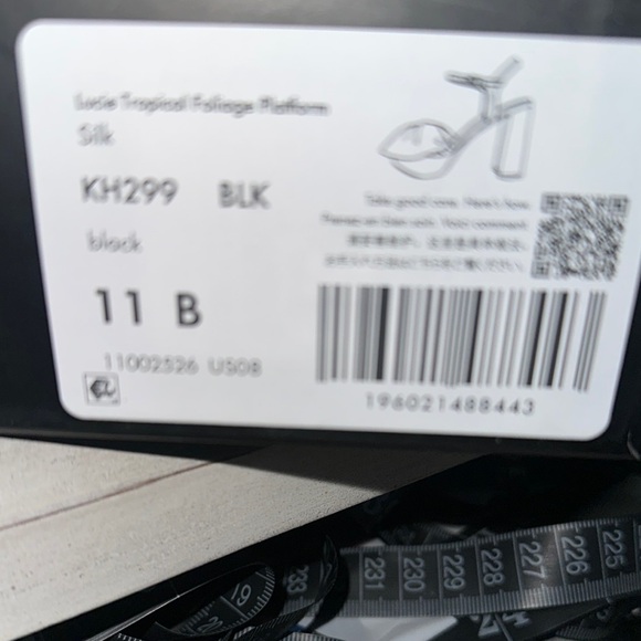 Kate Spade Black and White Floral Women's Shoes - Picture 7 of 7